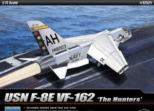 1:72 Chance Vought F-8 E CRUSADER VF-162 The Hunters - Academy 12521